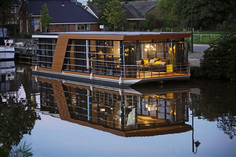 Sailing Villa By Night Varendevillanl Floating House House Boat Houseboat Living