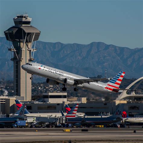 Desde el aeropuerto internacional de los ángeles es el principal aeropuerto de la región de california, hay mucha gente entrando y saliendo de todo hay alrededor de cinco otros aeropuertos en la región de california, pero ninguno tan ocupadas como el aeropuerto de los angeles. Los Angeles International Airport Guide - Sunset Magazine