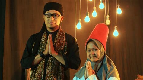 Alif lam mim) adalah film laga futuristik pertama di indonesia yang dirilis pada 1 oktober 2015 yang bercerita tentang persahabatan, persaudaraan, dan drama keluarga. PUISI "ALIF LAM MIM" - EMHA JAYABRATA - YouTube