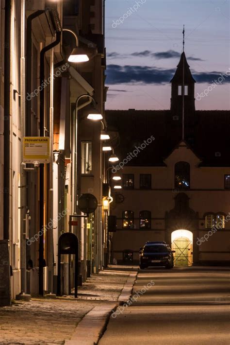 kalmar suecia vista nocturna de sodra langgatan y el antiguo cuartel del ejército 2022