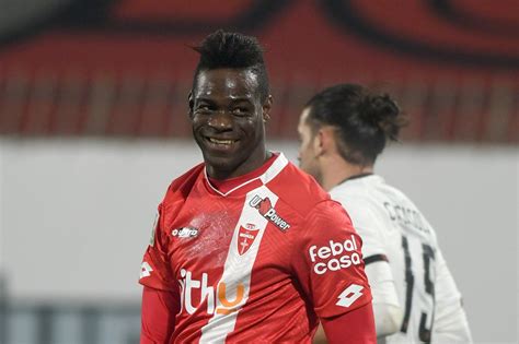 Mario balotelli va al monza. Brescia-Monza, duro striscione nei confronti di Balotelli ...