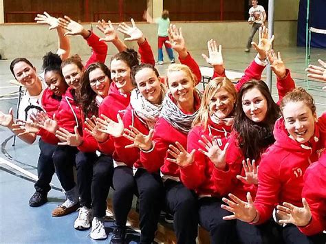 Offenburger Zweitliga Volleyballerinnen Feiern Ihren Zehnten Sieg Volleyball Badische Zeitung