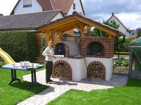 Mit dem 4 cm dicken schamottstein gelingen besonders pizza und flammkuchen, aber auch gegartes gemüse, fleisch und überbackener fisch werden zum. Holzbackofen | Outdoor cooking spaces, Outdoor oven ...