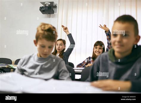 Schülerklasse Schulbank Zwei Mädchen Fotos Und Bildmaterial In Hoher Auflösung Alamy