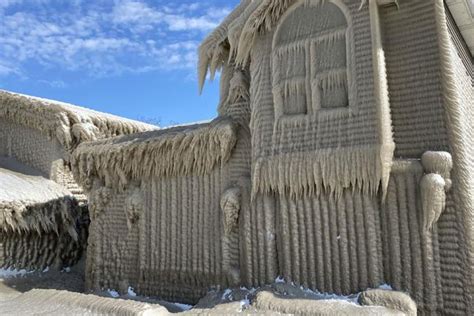 Нуурын эргийн байшингууд цас мөсөнд хучигджээ