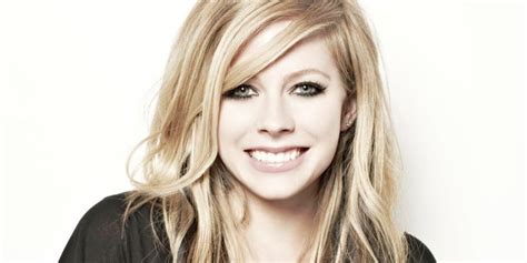 Avril Lavigne Está Haciendo Una Película Basada En Su Exitosa Canción Sk8r Boi La Neta Neta