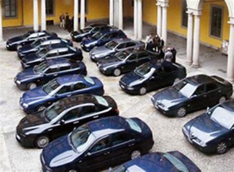 Una famiglia parte di prima mattina su una monovolume per evitare gli ingorghi del traffico delle vacanze estive. Auto blu e una casta senza freni - Politica L'Aquila ...