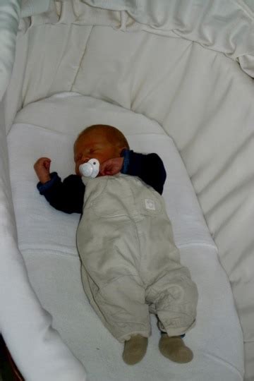 Setzen sie ihr kind in ihren schoß. Wann soll mein Baby ins Bett? Die richtige Schlafenszeit ...
