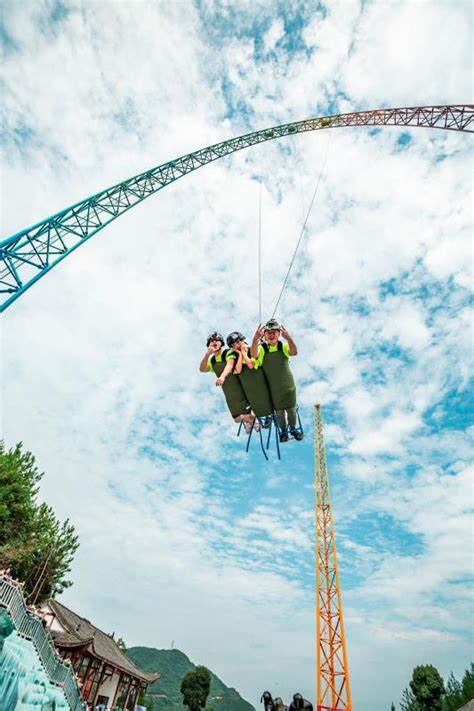 Worlds Tallest Swing Opens On The Edge Of A 2300ft Cliff In China Daily Mail Online