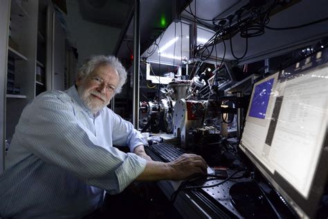 Nobelprijs Voor Natuurkunde Gaat Naar Kwantumfysici Alain Aspect John Clauser En Anton Zeilinger