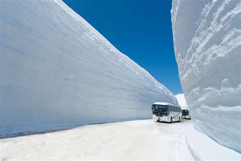 Japans 65 Foot Snow Corridor Is For Those Who Misses Snow