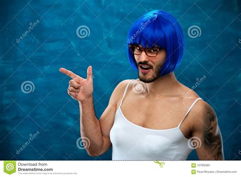 Personne De Transsexuel Portant La Perruque Et Les Lunettes Bleues