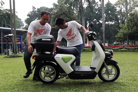 Banyaknya dealer motor honda di beragai daerah di seluruh indonesia tak lepas dari tingginya minat masyarakat. Sepeda Motor Bisa Jadi Jembatan ke Era Kendaraan Listrik ...