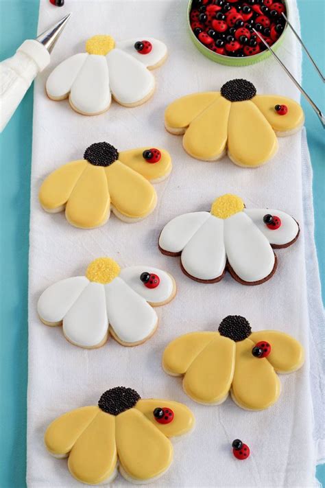 Daisy Cookies With Simple Ladybugs Summer Sugar Cookies Sugar Cookie