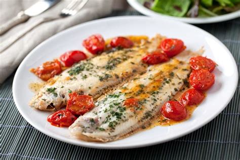 Cosce di tacchino al forno con patate. Filetti di sogliola con pomodorini | Ricetta | Pasti fit ...