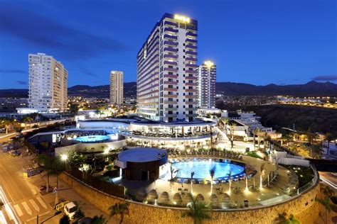 British and german tourists come in their tens of thousands every year to visit its spectacular beaches and lively nightlife. Hard Rock Hotel Tenerife - Complexes des îles Canaries