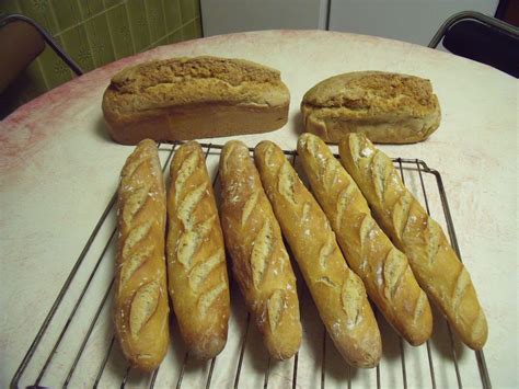 Une baguette de pain ou simplement baguette, aussi appelée baguette de paris, ou encore parisienne (en lorraine) ou pain français (belgicisme et québécisme), mais aussi pain baguette est une variété de pain, reconnaissable à sa forme allongée. Baguettes de pain maison - CHOCHANA-CUISINE