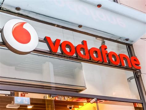 Vodafone retourenschein ausdrucken dhl : Vodafone Reklameanzeige Auf Einem Schwarzen Fahrerhaus ...
