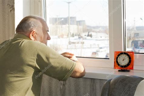Senior Man Waiting Patiently For Time To Pass — Stock Photo