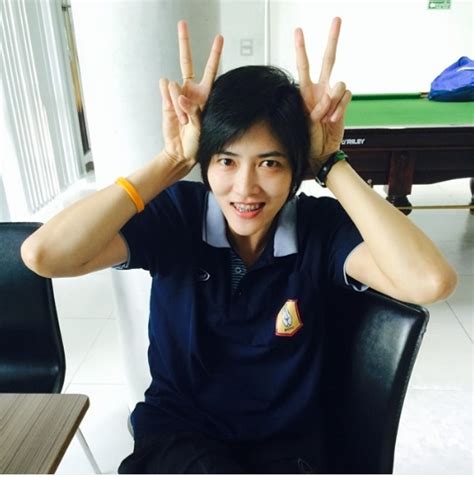 ปลื้มจิตร์ ถินขาว ตบสาวไทยคนดัง ได้ถ่ายรูปเคียงข้าง เฟลิกซ์ คอสลอฟสกี โค้ชเยอรมัน พร้อมมีข้อความ.พี่ว่า เค้าก็คงมีใจให้แหละหม่อมแม่คิดว่า. ปลื้มจิตร์ ถินขาว เปิดภาพพี่น้องของนางทั้ง 2 คน ทำไมหน้า ...