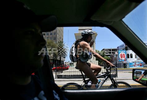 自転車にやさしくサイクリストらが裸で抗議 写真4枚 国際ニュースAFPBB News