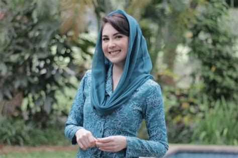 Pakai Hijab Ala Ibu Pejabat Intip Tampilan Cantik Arumi Bachsin Kenakan Kebaya Dan Batik Di