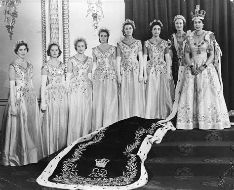 Tájékozódj és olvass el minden érdekes írást a(z) erzsébet királynő témában. Csak úgy ragyogott a koronázásán II. Erzsébet, aki ma 67 ...