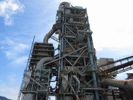 北斗市にある太平洋セメント上磯工場のベルトコンベアーです。 左は建設中の北海道新幹線（平成27年度末開業予定）。 右は国道228号線・函館茂辺地道路。 その2つがベルコンを跨いでいます。 2013年2月19日撮影。 太平洋セメント大分工場 | 廃鉄の処女Ⅱ