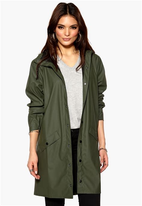 Seal out spring showers with this classically styled raincoat. Rains Long Jacket Green - Bubbleroom