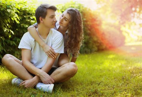 Beaux Couples De Jeune Adolescent Dans L Amour Ayant L Amusement Sur La Pelouse Dans Le Parc