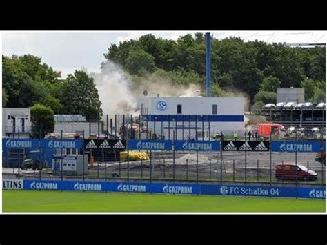 Schalke04.de hat alle relevanten informationen zum duell mit den schwaben am samstag (27.2. FC Schalke 04: Feuer in Kabine, Trainingszentrum an Veltins Arena - YouTube
