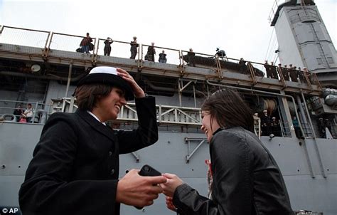 us navy women share first gay kiss lesbian couple s homecoming kiss as ship returns daily