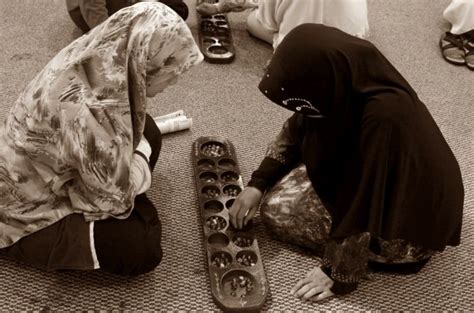 Bagaimanapun, bukti tertua yang dijumpai oleh cari gali purba yang dibiayai oleh persatuan national geographic menjumpai kepingan batu kapur yang mempunyai dua liang selari. 32 Permainan Tradisional Indonesia | Gambar, Daerah Asal ...