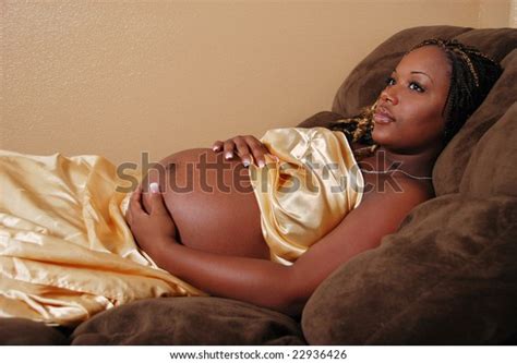 Beautiful Pregnant African American Woman Laying Foto Stock