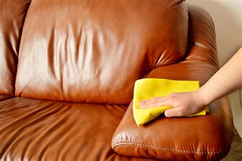 Comment nettoyer et prendre soin d un canapé en cuir 3 recettes