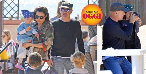 Disse una sola battuta nello spot di un tè. Luca Zingaretti papà e paparazzo: giornata al mare con le ...
