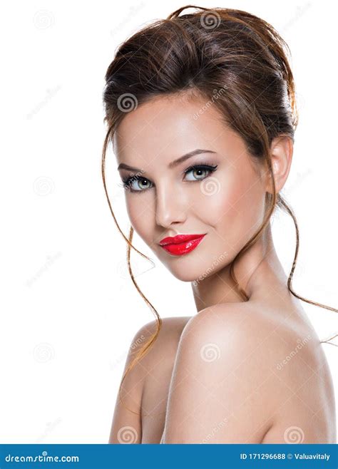 cara de una mujer hermosa con un labio rojo brillante en los labios foto de archivo imagen de