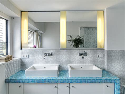 Die leuchte paßt auf spiegel, spiegelschränke oder spiegel mit holzrahmen. Seitliche Leuchten Spiegel - Badezimmer Spiegel Beleuchtung Die Praktisch Sinnvolle ...