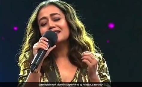 Neha Kakkar Singing Maahi Ve Song On Stage Bharti Singh Suddenly Shouted Video Viral On Internet