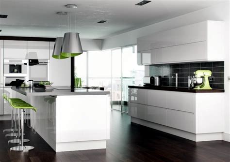 The clean lines and contemporary styling of a high gloss finish create a bold statement in any kitchen. Modern high gloss kitchen in white - 20 dream kitchens ...