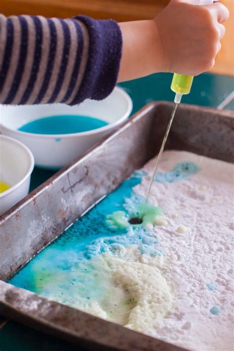 This Toddler Science Experiment Teaches How Baking Soda And Vinegar