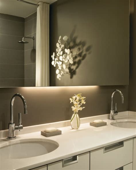 Lighted bathroom mirrors are also stylish, adding an unexpected decorative element in the space that complements other fixtures and plumbing implements. Beautiful bathroom mirror with lights: functional accessories