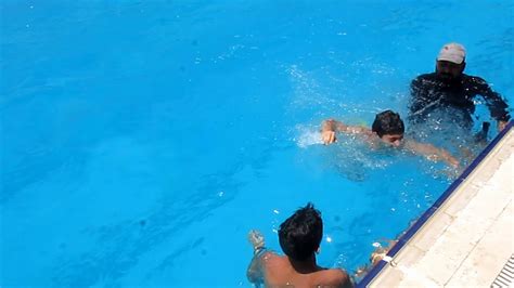 تدريبات الاطفال في تعلم السباحة Youtube