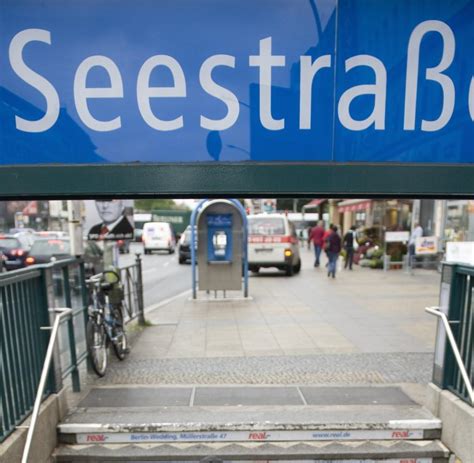 Berlin Zwei Männer Attackieren 57 Jährigen In U Bahn Welt