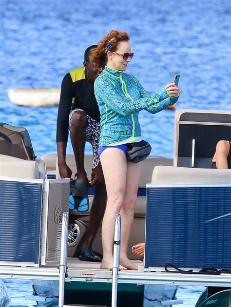 Reba McEntire Looks Flawless On The Beach See The Singers Beautiful