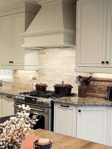 Kitchens with antique white cabinets are popular because they look beautiful and elegant. BA1092 Light ivory travertine kitchen backsplash tile #FrenchCountryKitchen | Travertine ...
