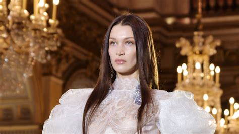 Bella Hadid Closes Vivienne Westwoods Aw20 Show As A Dagger Wielding