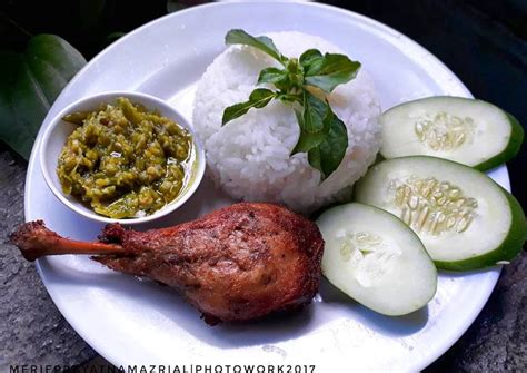 Karena sambal ini sangat cocok untuk menu bebek atau ayam goreng. Resep Bebek Goreng Sambal Ijo oleh Merie Prayatna Mazrial ...