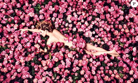 Léa Seydoux Pose Pour La Campagne Publicitaire Du Nouveau Parfum Rose Des Vents De Louis Vuitton