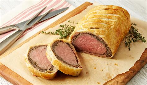 Faites colorer brièvement la pièce de filet de boeuf avec un mélange de beurre et d'huile dans une cocotte. Filet Wellington — Rezepte Suchen